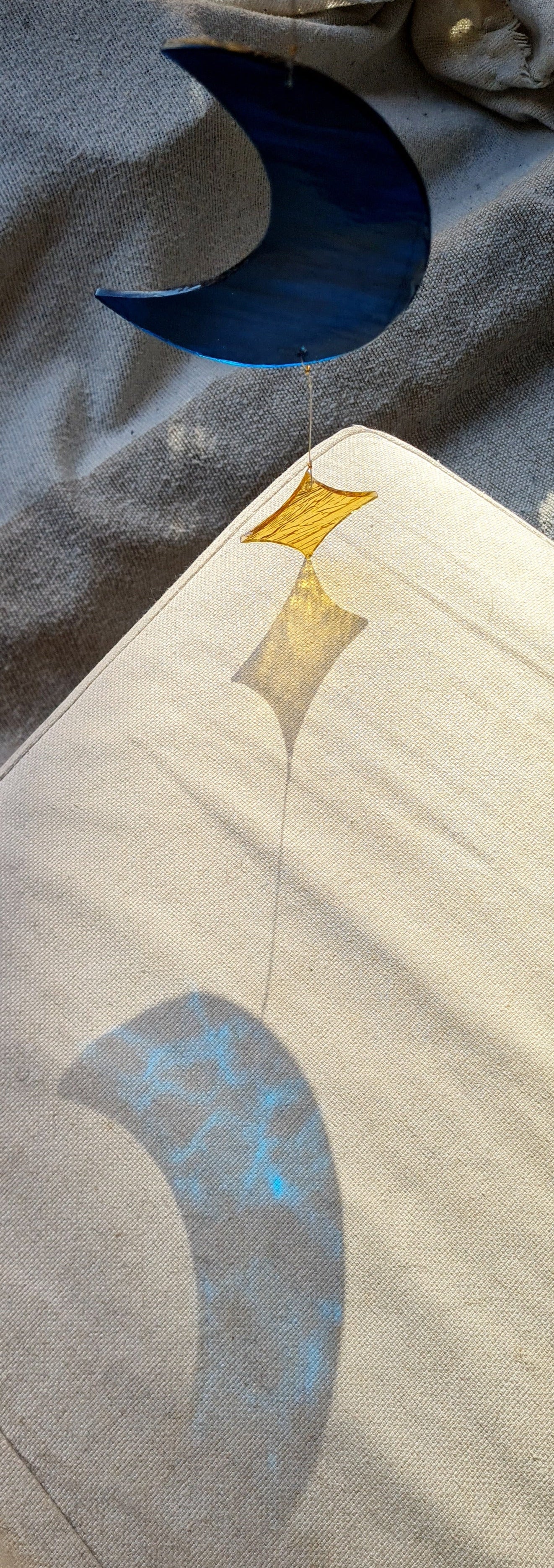 Lune et étoile bleu profond nuageux + jaune d'or