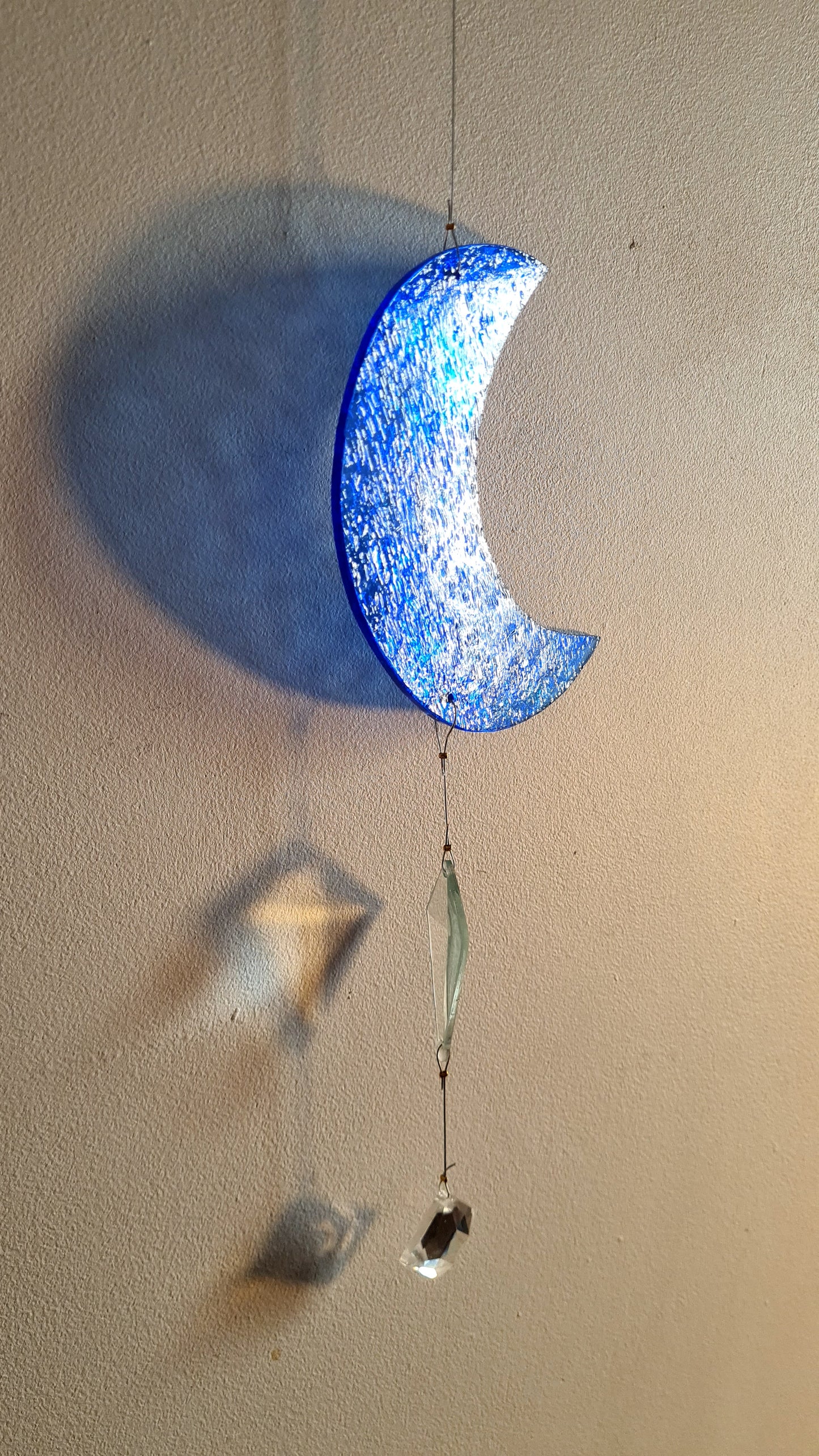 Lune et étoiles bleu profond irisé + claires biseautées