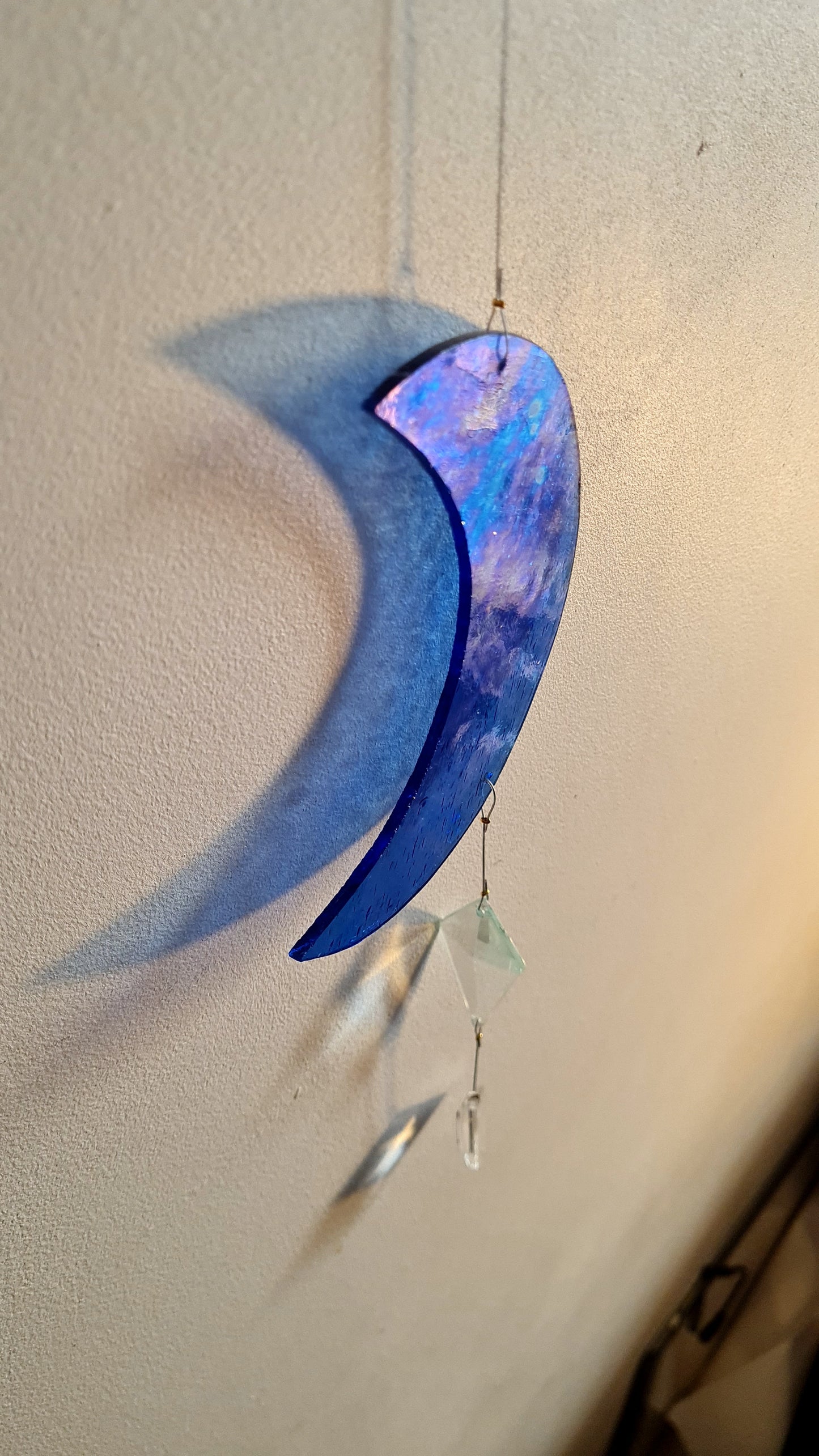 Lune et étoiles bleu profond irisé + claires biseautées