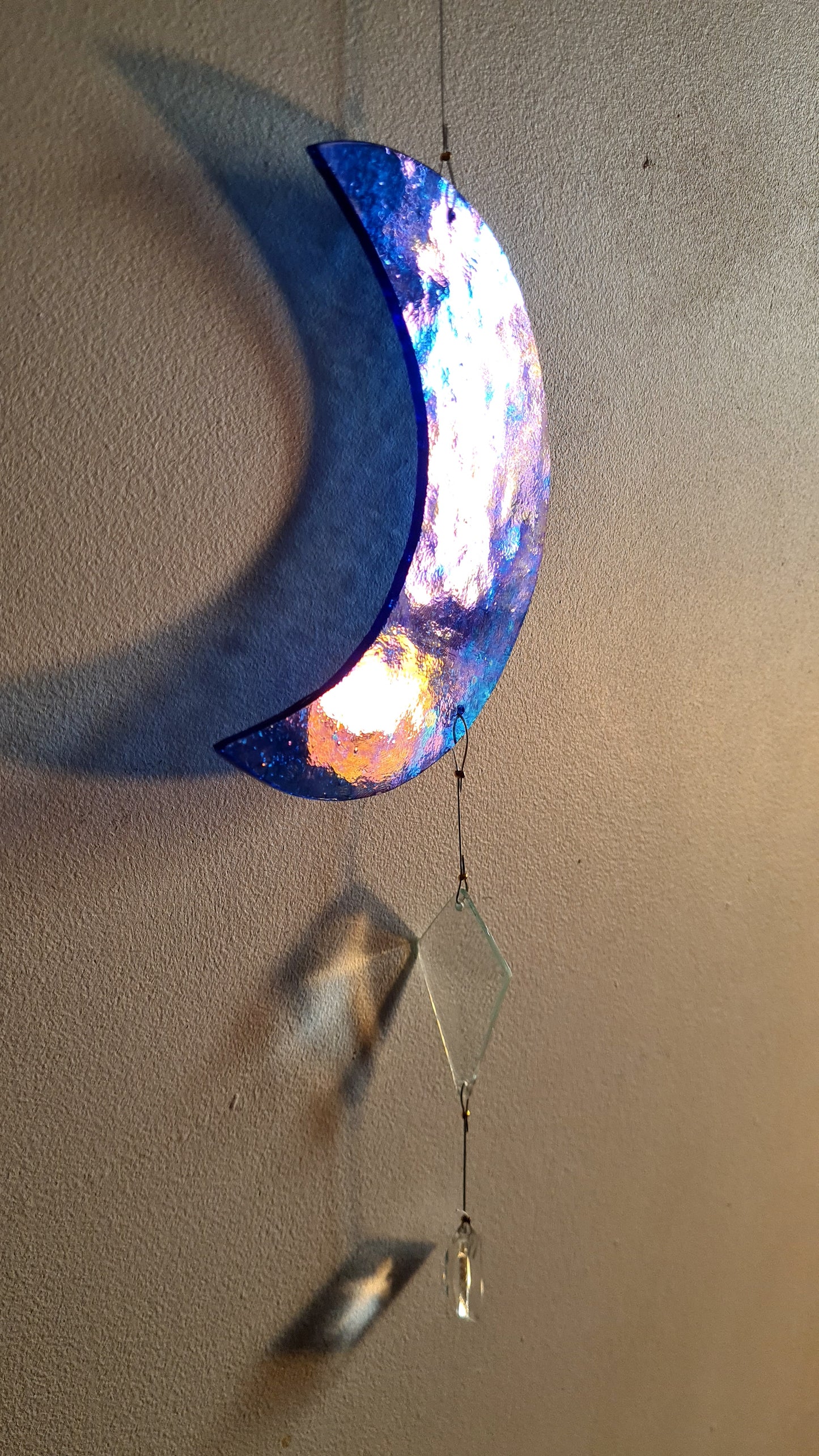 Lune et étoiles bleu profond irisé + claires biseautées