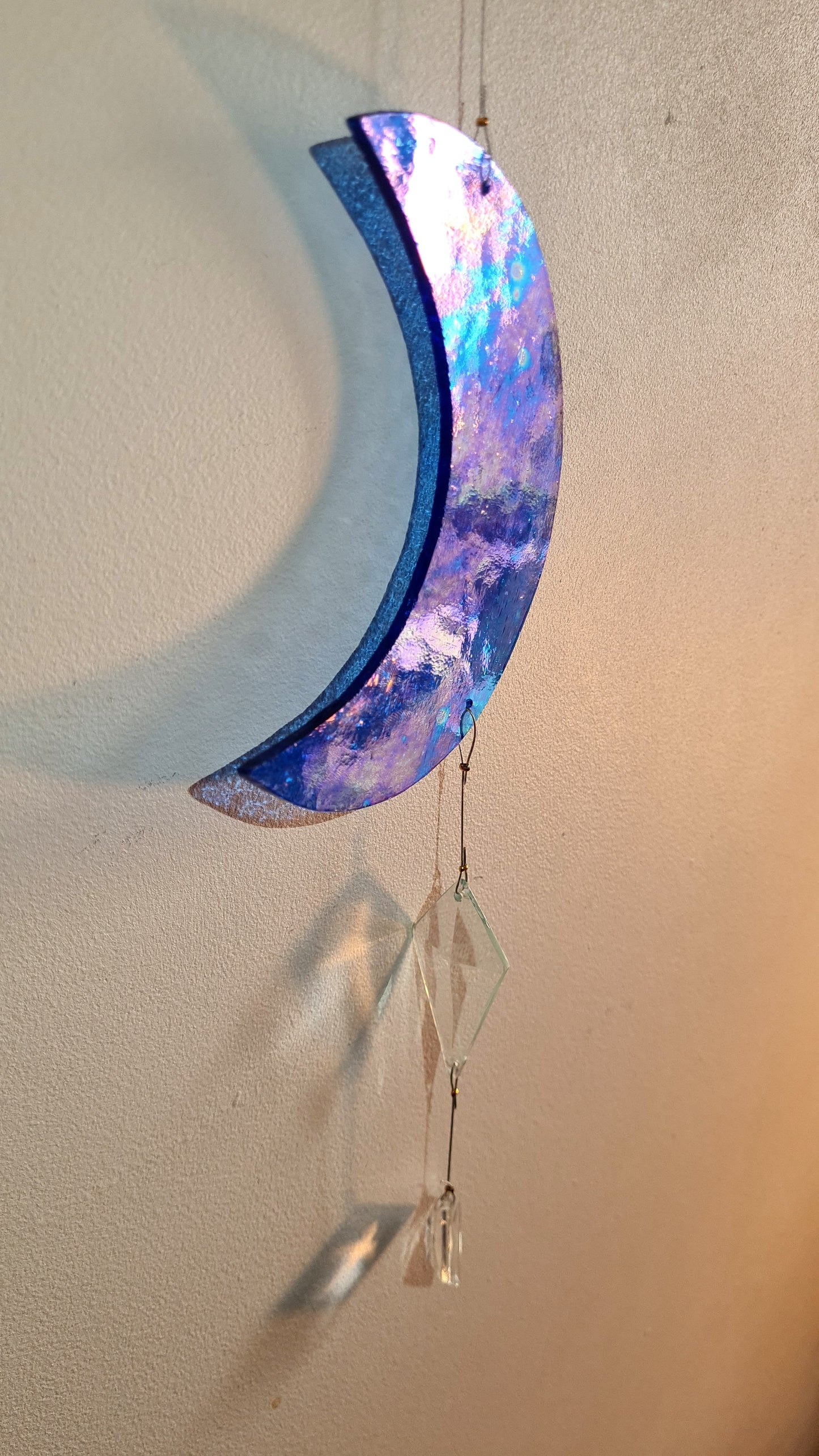 Lune et étoiles bleu profond irisé + claires biseautées