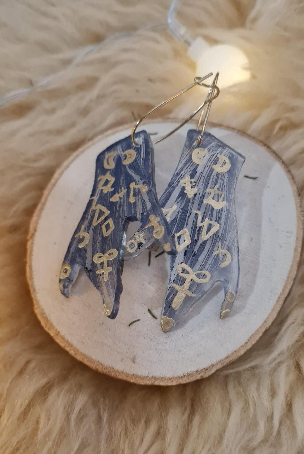 Les mains de la magicienne et les mains de l'alchimiste