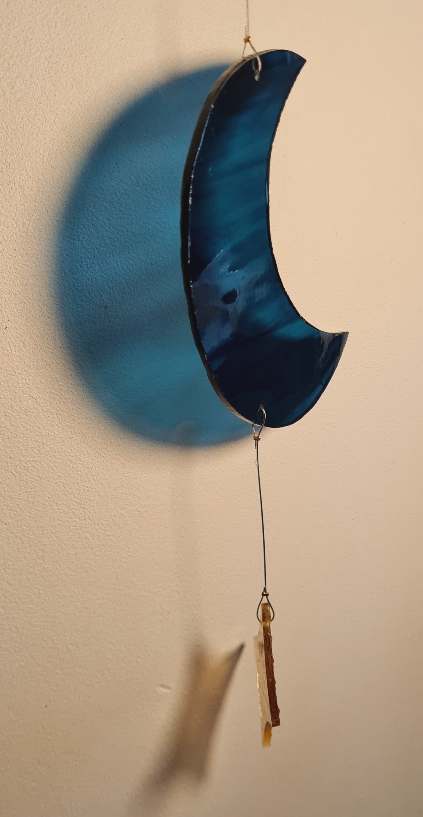 Lune et étoile bleu profond nuageux + jaune d'or