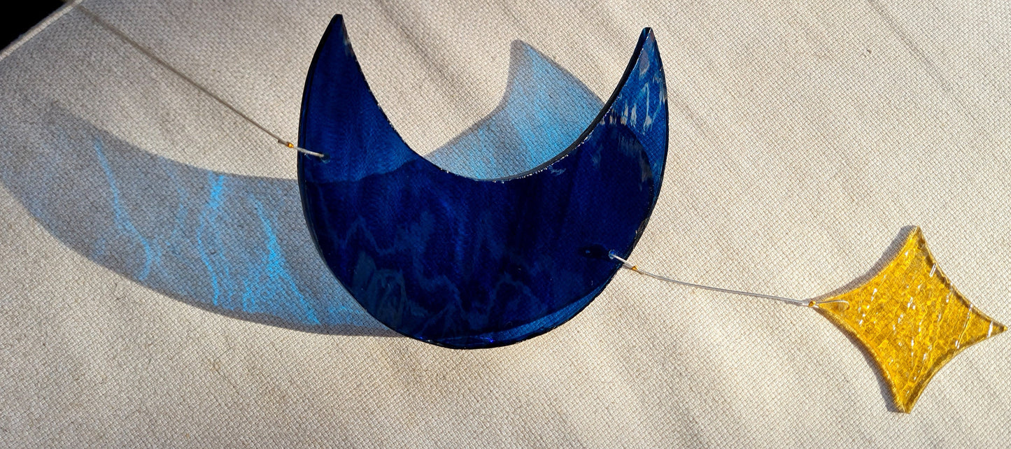 Lune et étoile bleu profond nuageux + jaune d'or