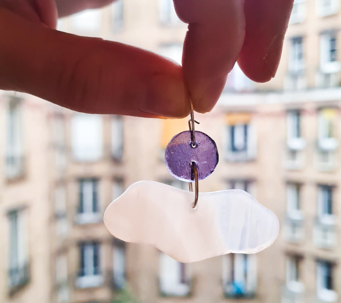 Ces boucles d’oreille présentent un disque violet mystique qui soutient une forme de nuage rose laiteux semi-opalescent. Elles sont agrémentées d’attaches crochet argentées en laiton. 