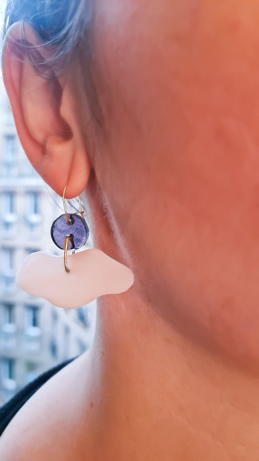 Ces boucles d’oreille présentent un disque violet mystique qui soutient une forme de nuage rose laiteux semi-opalescent. Elles sont agrémentées d’attaches crochet argentées en laiton. 