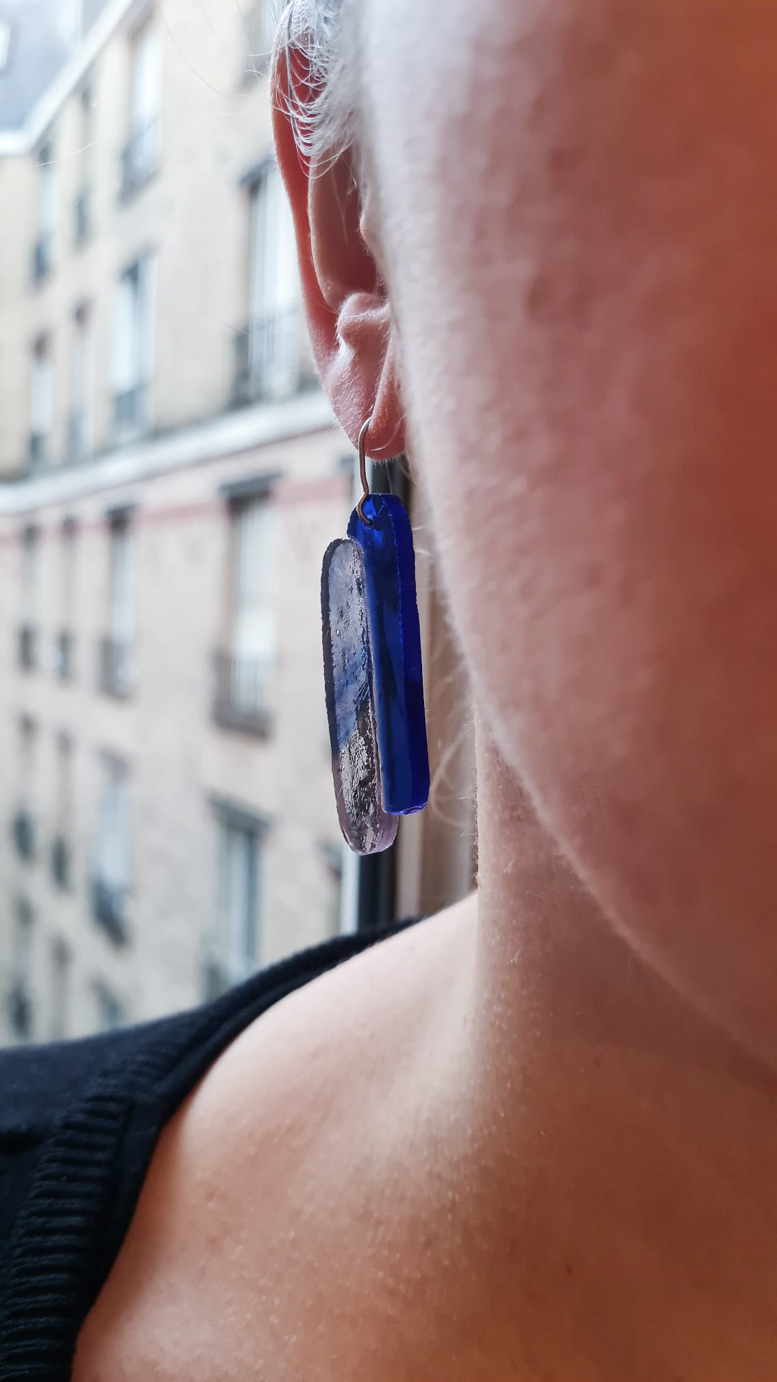 Ces boucles d’oreilles présentent deux verres de forme oblongue. L’un est bleu cobalt et l’autre présente un mélange de volutes rosées et bleutées sur fond clair. Le verre présente des bulles qui concourent à son charme :) Elles sont agrémentées d’attaches crochet en acier chirurgical. 