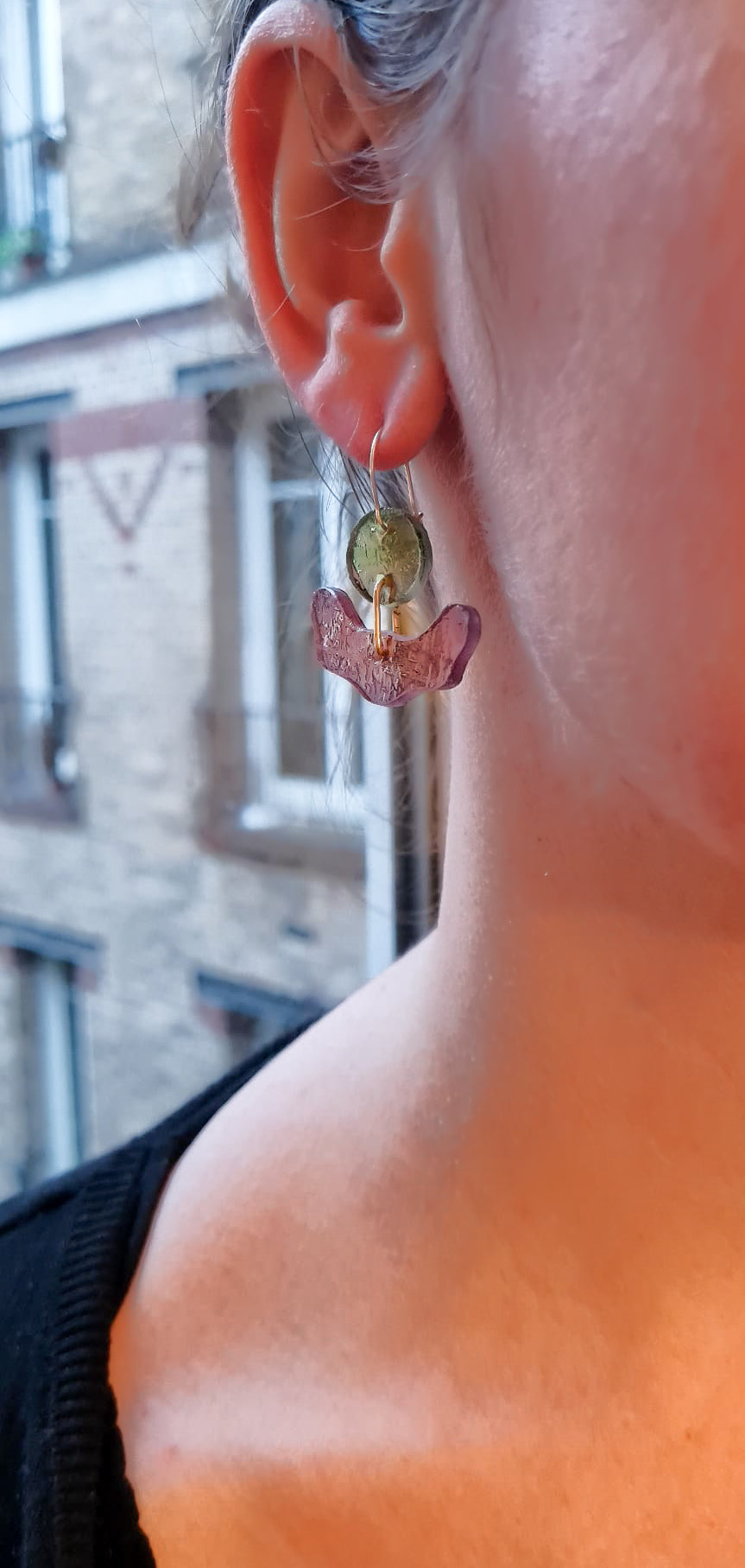 Ces boucles d’oreilles présentent une forme amusante tout en courbes dans un verre rose bullé, surmonté d’un disque vert strié de rose. Elles sont agrémentées d’attaches crochet en laiton argenté. 