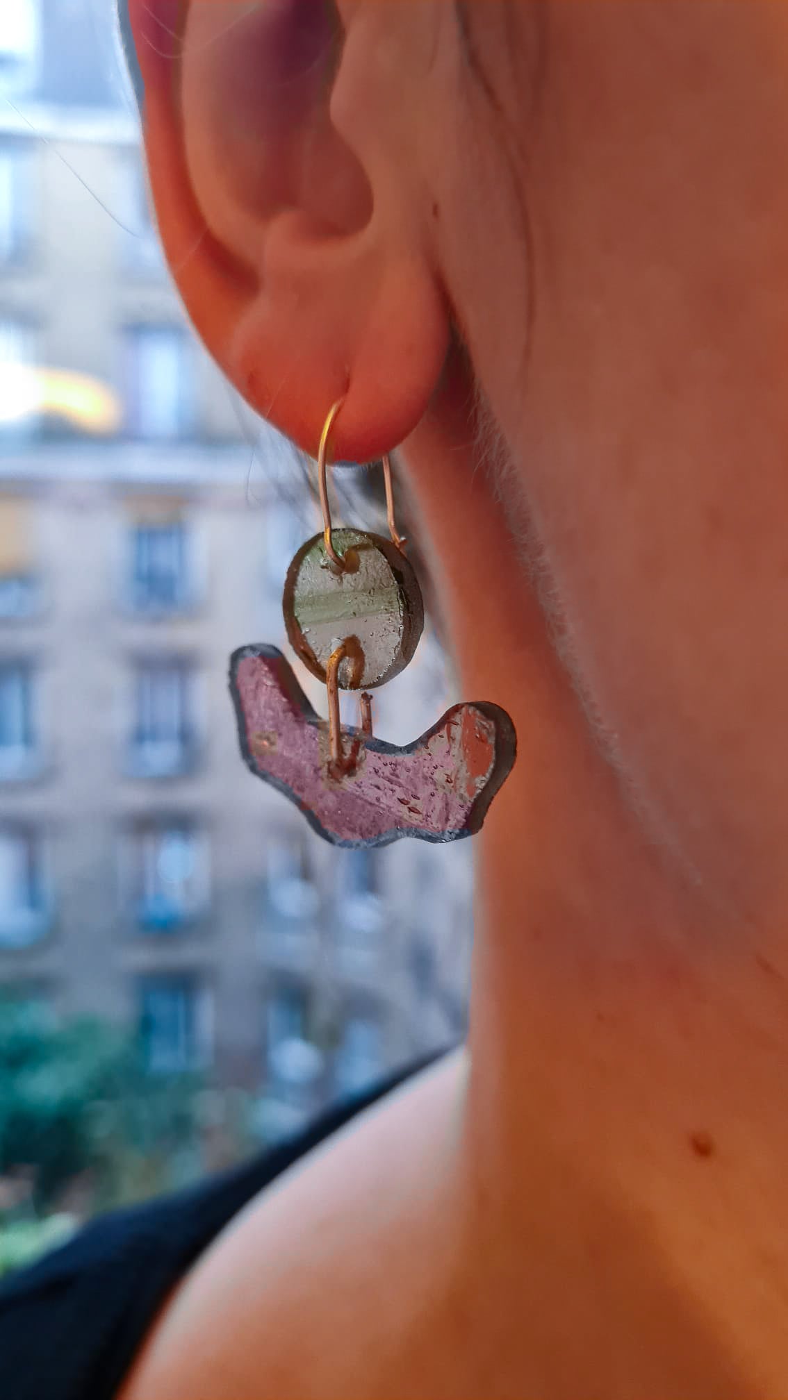 Ces boucles d’oreilles présentent une forme amusante tout en courbes dans un verre rose bullé, surmonté d’un disque vert strié de rose. Elles sont agrémentées d’attaches crochet en laiton argenté. 